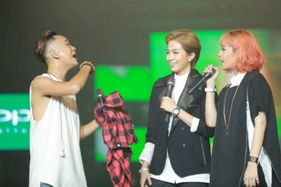 JustaTee đi giày độn vẫn bé tí khi đứng cạnh Tóc Tiên, Đen Vâu-13