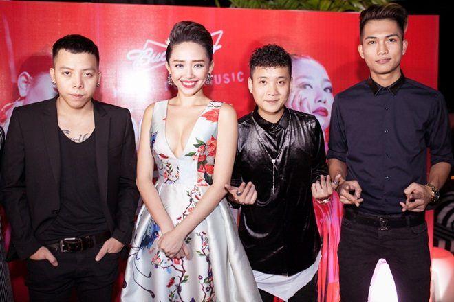 JustaTee đi giày độn vẫn bé tí khi đứng cạnh Tóc Tiên, Đen Vâu-9