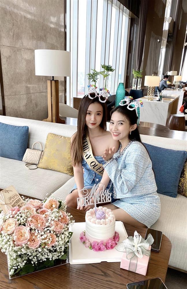 Midu bị chặn đầu xe ô tô, bất ngờ món quà sinh nhật được tặng-1