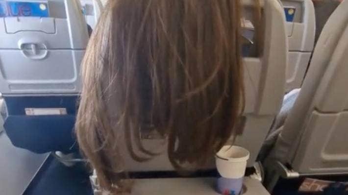 Rắc rối trên máy bay vì mái tóc của người ngồi trước-1
