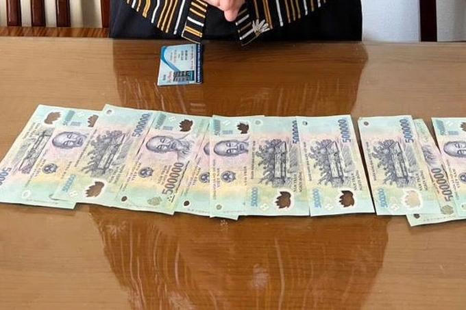 Cụ bà giấu 2 tỷ đồng tiền giả tại nghĩa trang để... tiêu dần-2