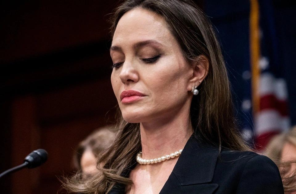 Angelina Jolie tố Brad Pitt đánh vào mặt con trên máy bay 6 năm trước-1