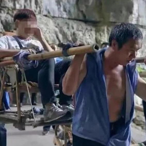 Cô gái bị chỉ trích vì thuê người khiêng chó cưng khi đi du lịch-2