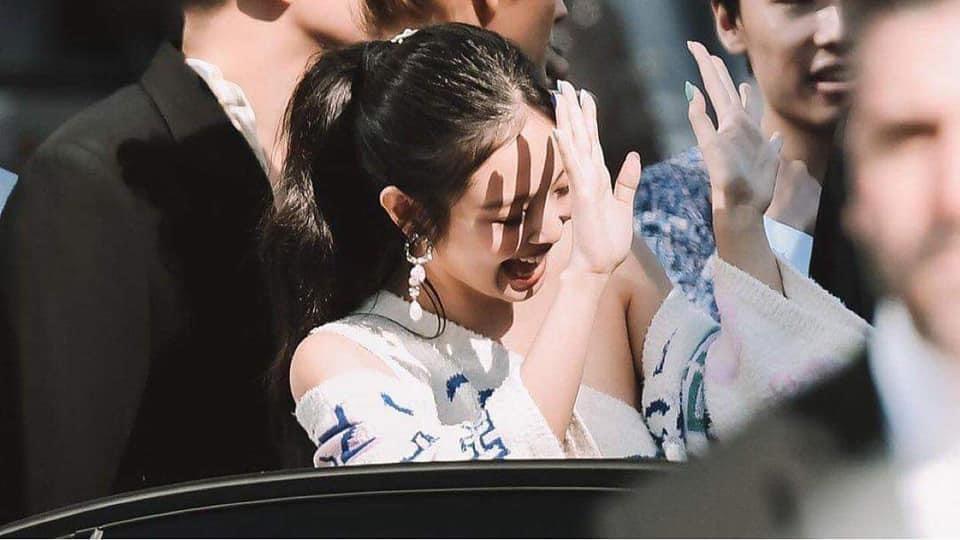 Jennie khoe vai móc áo đẹp đỉnh ở Paris Fashion Week-1