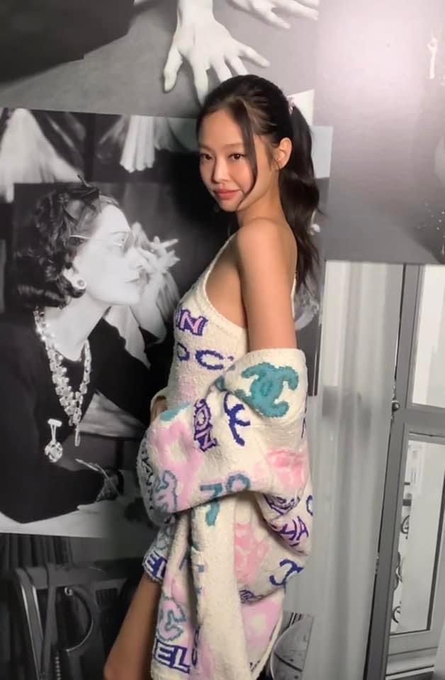 Jennie khoe vai móc áo đẹp đỉnh ở Paris Fashion Week-2