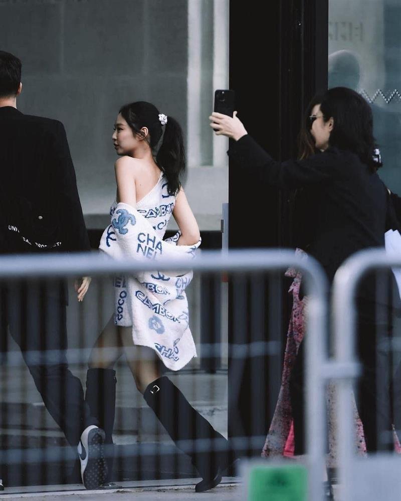 Jennie khoe vai móc áo đẹp đỉnh ở Paris Fashion Week-3