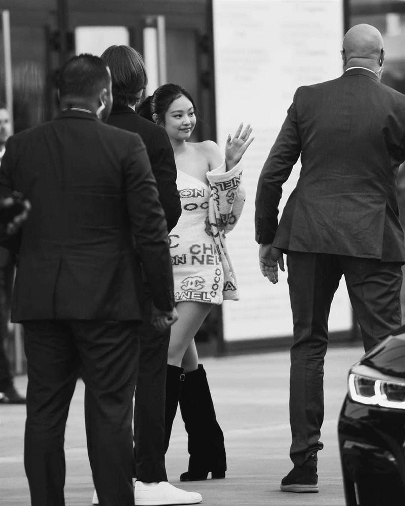 Jennie khoe vai móc áo đẹp đỉnh ở Paris Fashion Week-4