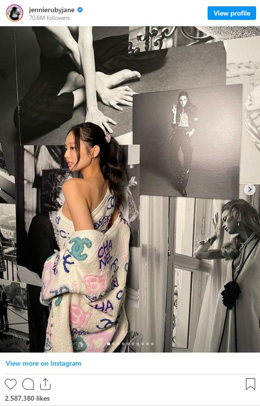 Jennie khoe vai móc áo đẹp đỉnh ở Paris Fashion Week-5