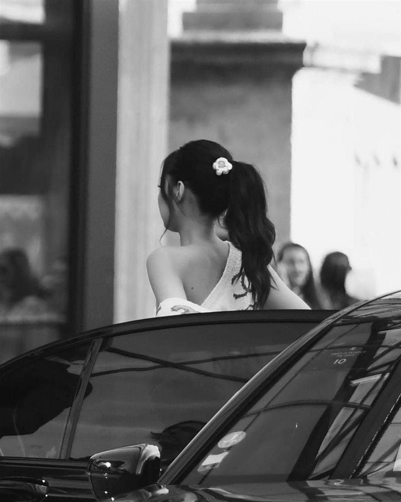 Jennie khoe vai móc áo đẹp đỉnh ở Paris Fashion Week-7