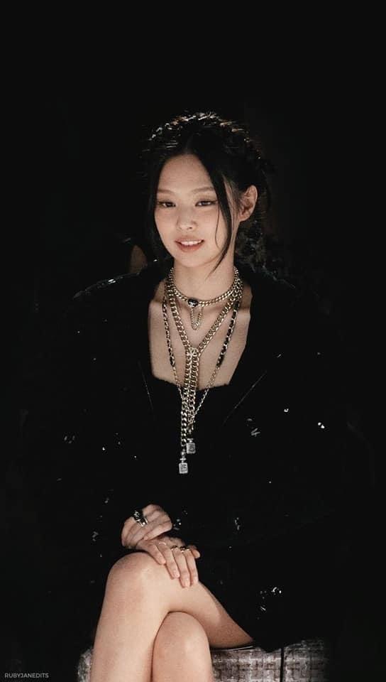 Jennie khoe vai móc áo đẹp đỉnh ở Paris Fashion Week-8