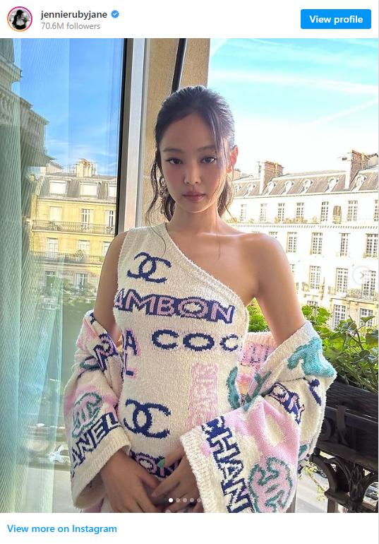Jennie khoe vai móc áo đẹp đỉnh ở Paris Fashion Week-9