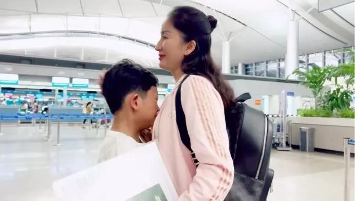 Chạnh lòng cảnh con ôm Khánh Thi khóc nấc khi mẹ xuất ngoại-4