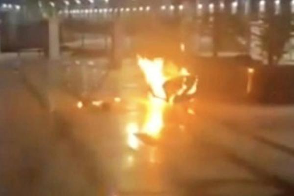 Người đàn ông bỗng nhiên bốc cháy dữ dội trên phố đi bộ-1