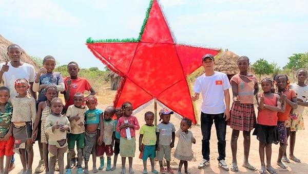 Bị soi chuyện từ thiện, Quang Linh Vlog: Đừng ganh tị-2