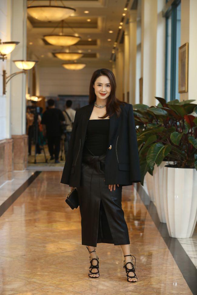 Làm vợ Việt Anh, Hồng Diễm mặc lại váy Hà Hồ nhưng kín bưng-3