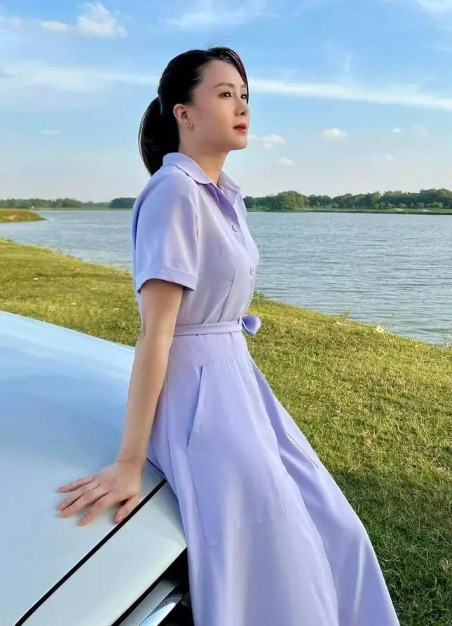 Làm vợ Việt Anh, Hồng Diễm mặc lại váy Hà Hồ nhưng kín bưng-7