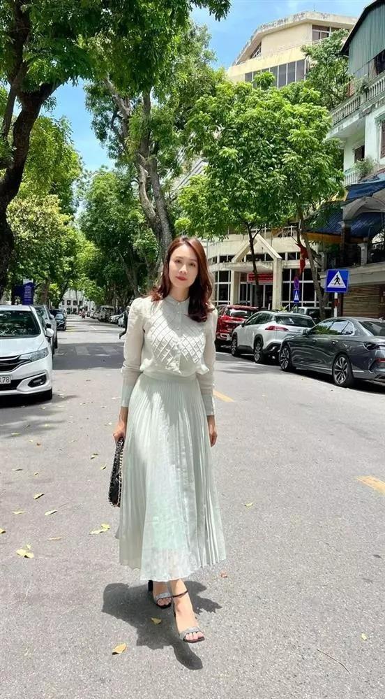 Làm vợ Việt Anh, Hồng Diễm mặc lại váy Hà Hồ nhưng kín bưng-8