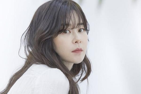 Nữ diễn viên bị buộc phải thay đồ trước mặt nam giới-3