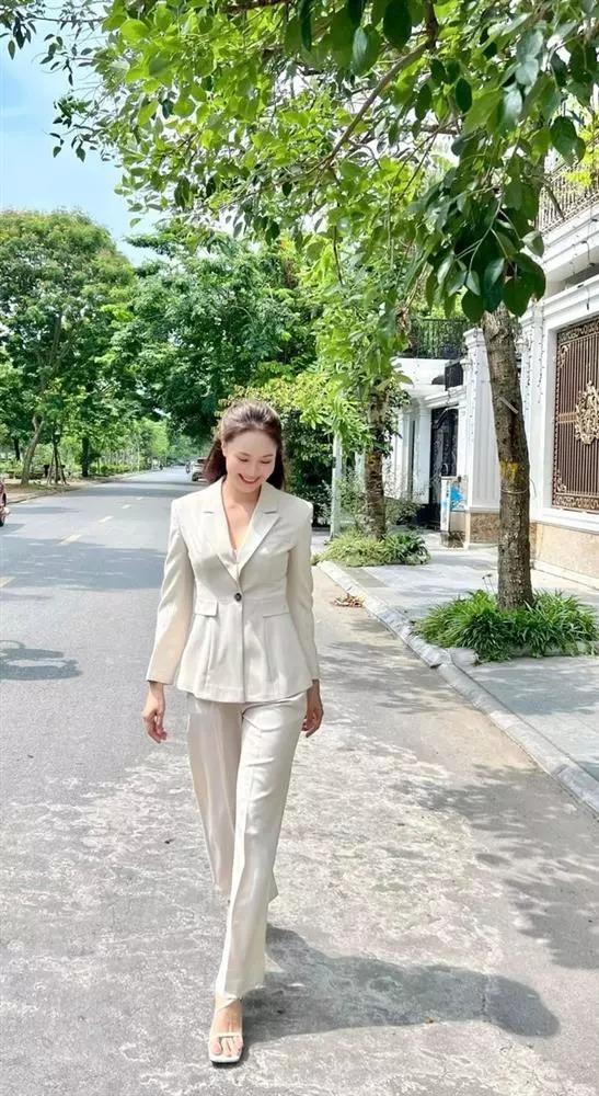 Làm vợ Việt Anh, Hồng Diễm mặc lại váy Hà Hồ nhưng kín bưng-9
