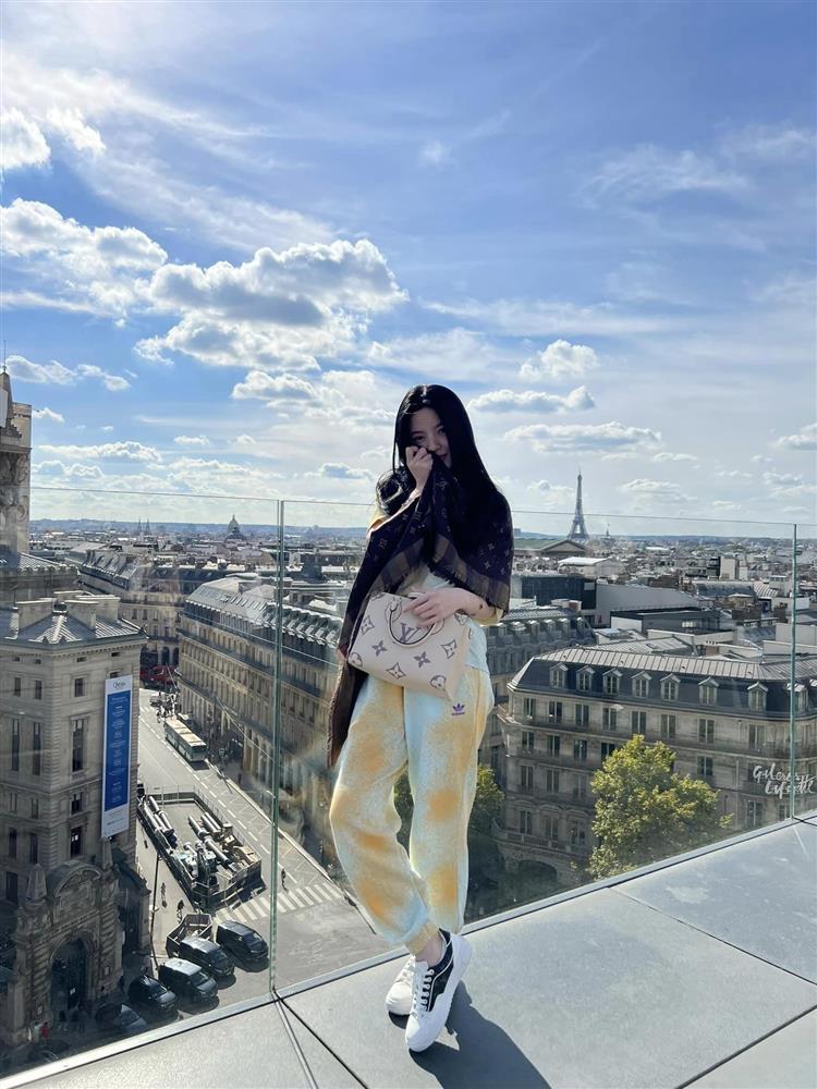 Chu Thanh Huyền công khai nắm tay Quang Hải vi vu trời Tây?-8