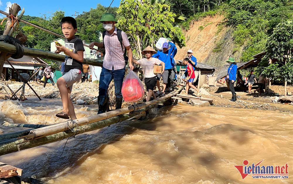 Xót xa cảnh đãi gạo lấm bùn đất ở tâm lũ Kỳ Sơn-1