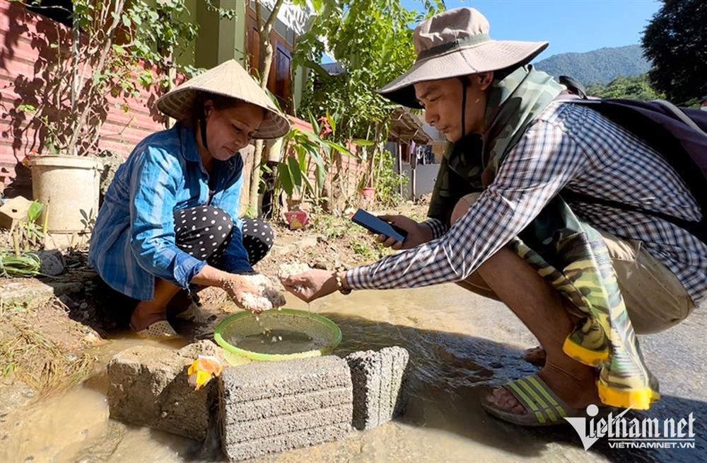 Xót xa cảnh đãi gạo lấm bùn đất ở tâm lũ Kỳ Sơn-4