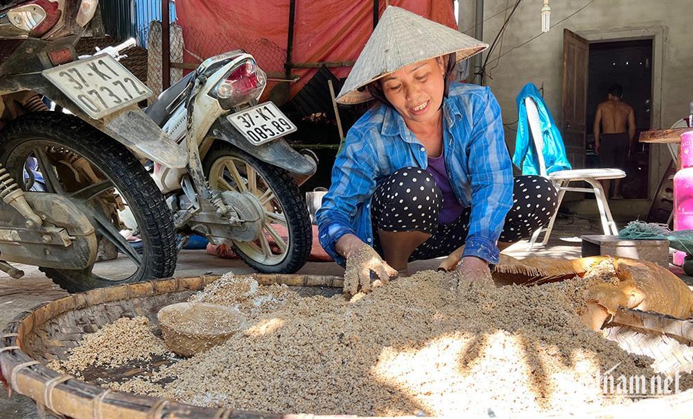 Xót xa cảnh đãi gạo lấm bùn đất ở tâm lũ Kỳ Sơn-5