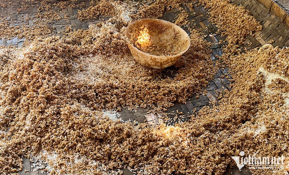 Xót xa cảnh đãi gạo lấm bùn đất ở tâm lũ Kỳ Sơn-6