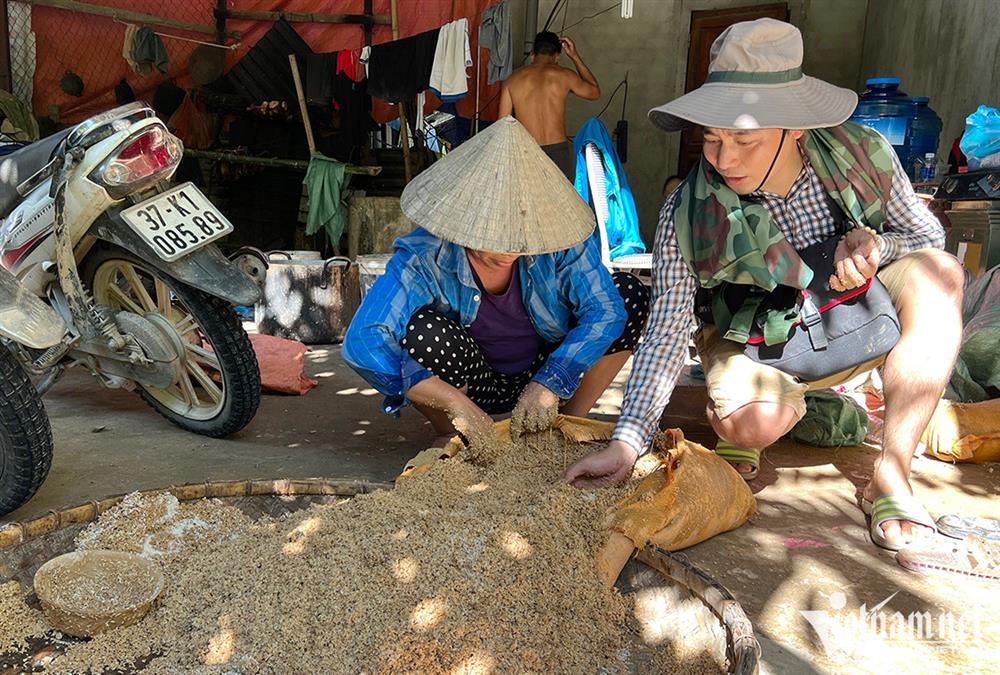 Xót xa cảnh đãi gạo lấm bùn đất ở tâm lũ Kỳ Sơn-9