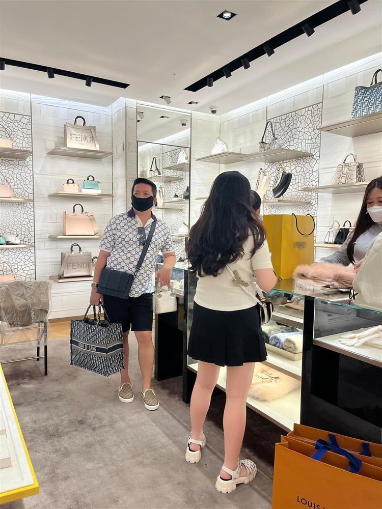 Chồng đại gia hoa mắt trả tiền Đoàn Di Băng mua sắm ở Hàn Quốc-3