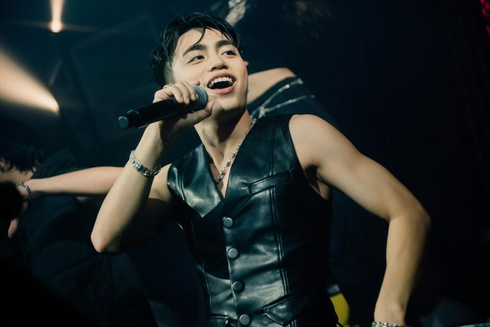 Khán giả u mê cú nhảy xoay lộn nhào 360 độ của MONO-1