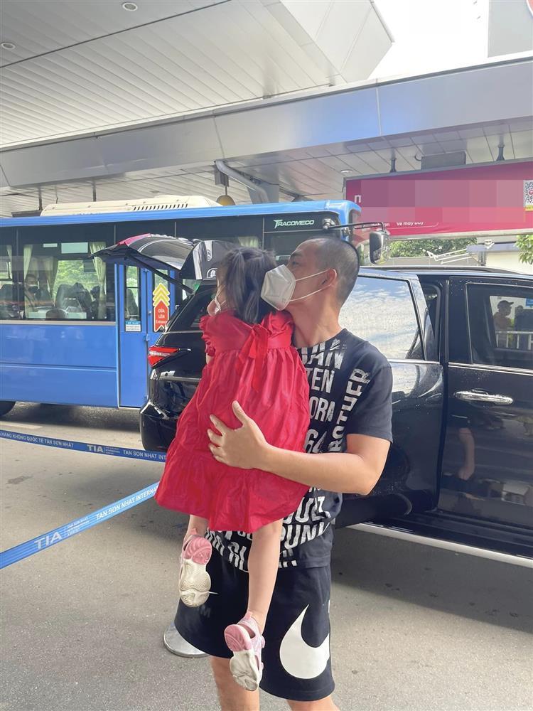 Tin showbiz Việt ngày 5/10: Quách Ngọc Ngoan để lộ mặt con gái-5