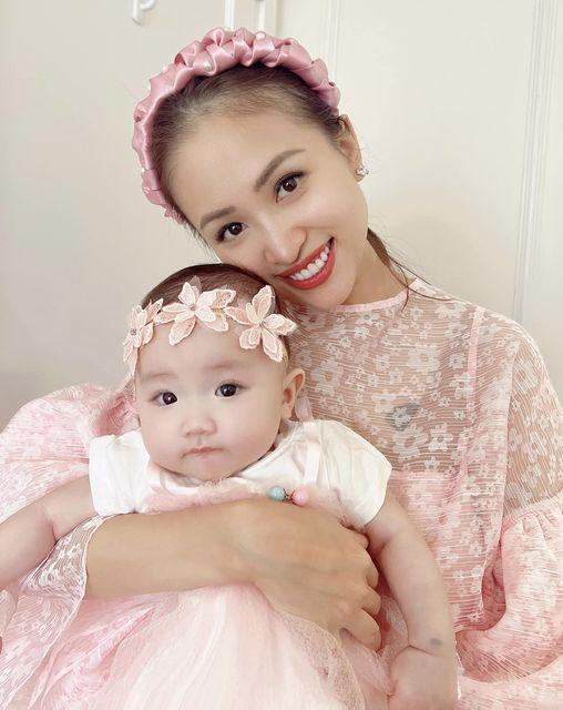 Tin showbiz Việt ngày 5/10: Quách Ngọc Ngoan để lộ mặt con gái-12