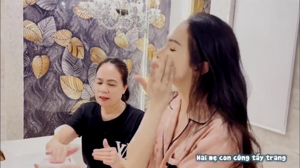 Hương Giang bị netizen nhắc nhở 1 chi tiết khi làm đẹp cùng mẹ-2