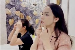 Hương Giang bị netizen nhắc nhở 1 chi tiết khi làm đẹp cùng mẹ