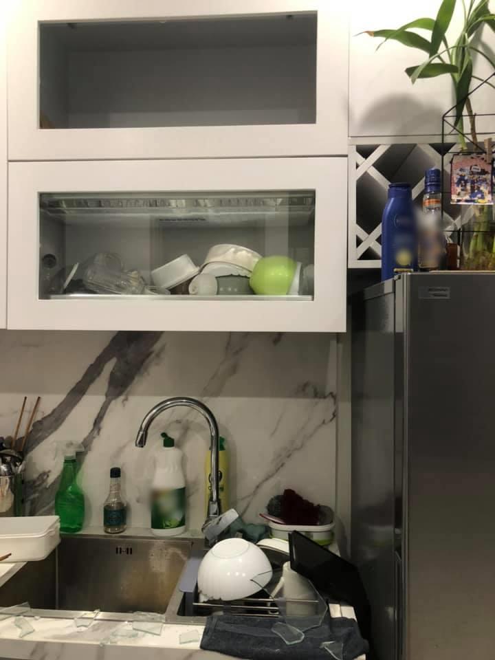 Kính rơi vỡ toang, cô gái gặp nguy hiểm trong chính căn bếp nhà mình-2