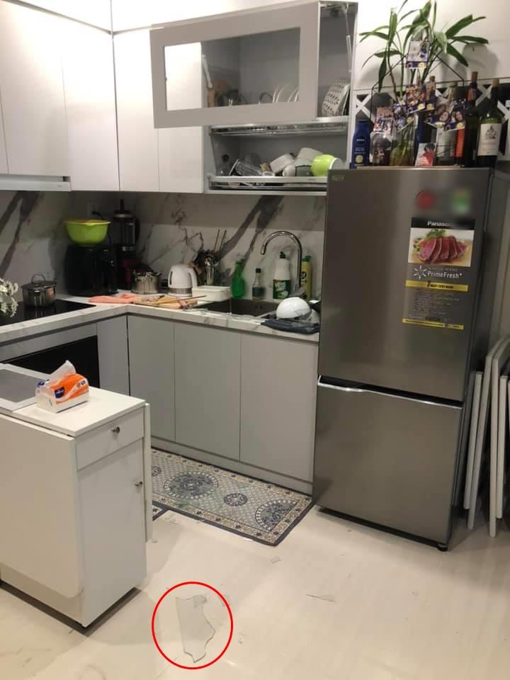 Kính rơi vỡ toang, cô gái gặp nguy hiểm trong chính căn bếp nhà mình-3