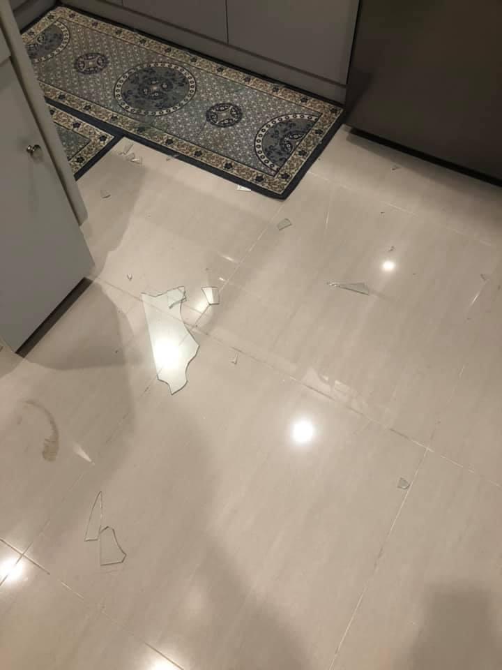 Kính rơi vỡ toang, cô gái gặp nguy hiểm trong chính căn bếp nhà mình-4