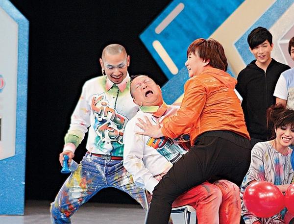 Loạt ảnh ông trùm Tăng Chí Vỹ ôm hôn, động chạm bạn diễn nữ-3