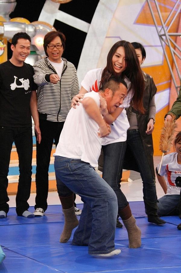 Loạt ảnh ông trùm Tăng Chí Vỹ ôm hôn, động chạm bạn diễn nữ-7