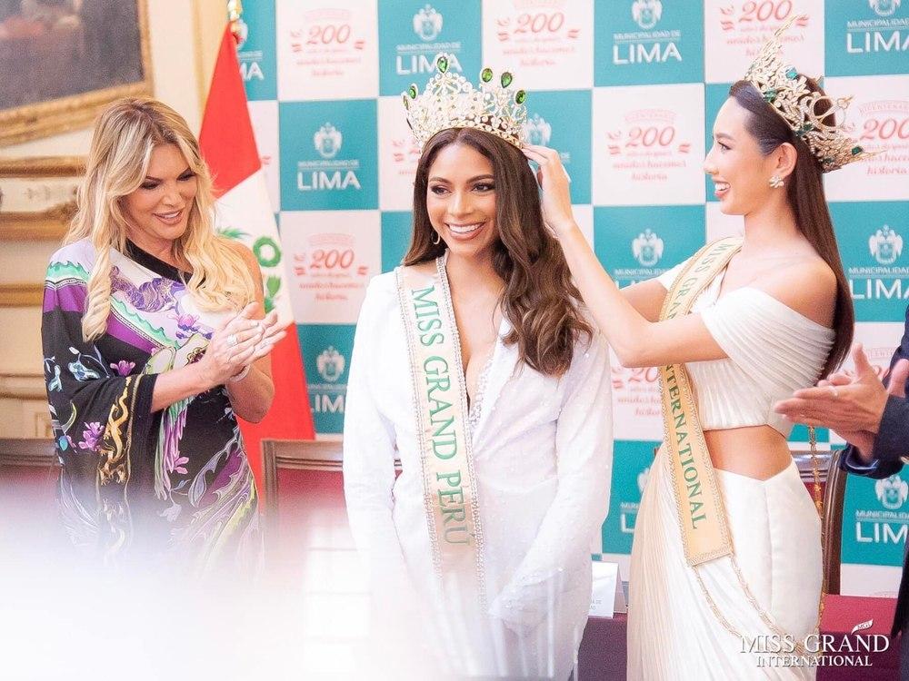 Nhìn lại 9 lần Thùy Tiên trao vương miện cho các tân hoa hậu-9