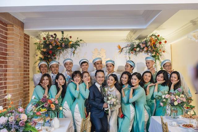 Á hậu Phương Nga và MC Phí Linh gây sốt với áo dài ăn hỏi màu xanh-6