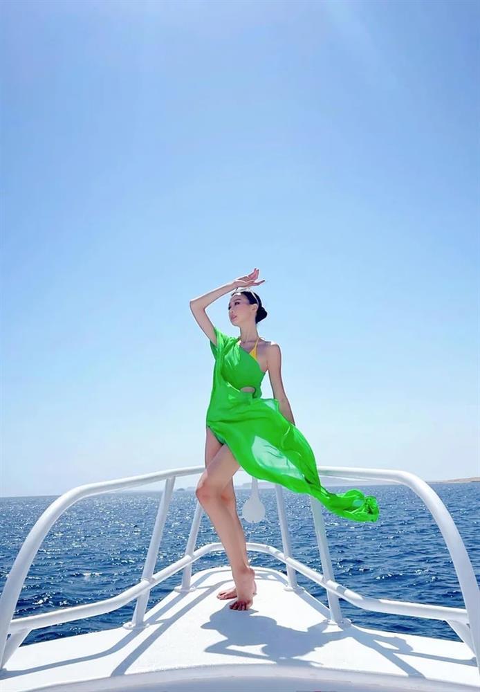 Á hậu Bảo Ngọc cao chạm trần nhà không còn bị dìm một mẩu-9