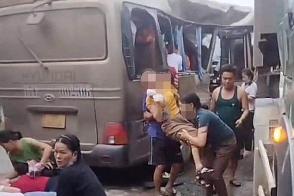 NÓNG: Xe tải va chạm xe chở công nhân, 20 người nhập viện-1