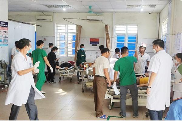 NÓNG: Xe tải va chạm xe chở công nhân, 20 người nhập viện-2