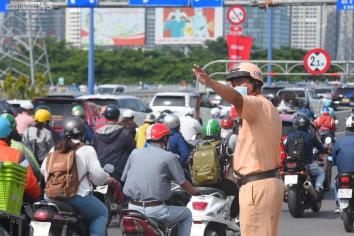 5 ô tô tông liên hoàn, cầu Sài Gòn ùn tắc kéo dài hơn 2km-6