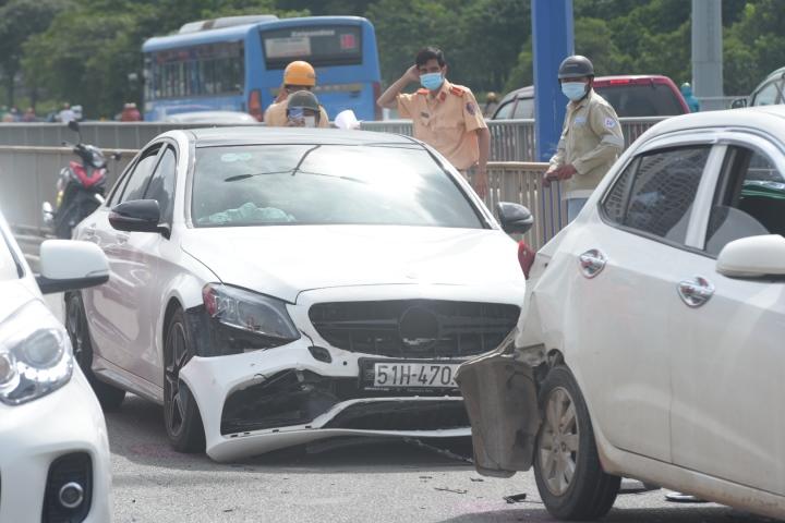 5 ô tô tông liên hoàn, cầu Sài Gòn ùn tắc kéo dài hơn 2km-2