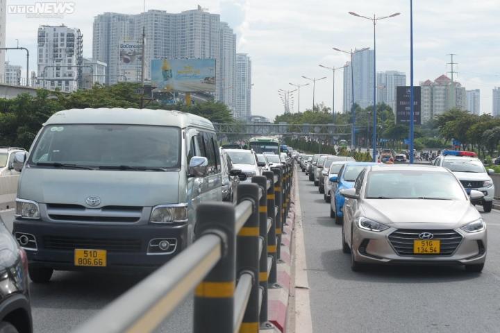 5 ô tô tông liên hoàn, cầu Sài Gòn ùn tắc kéo dài hơn 2km-3