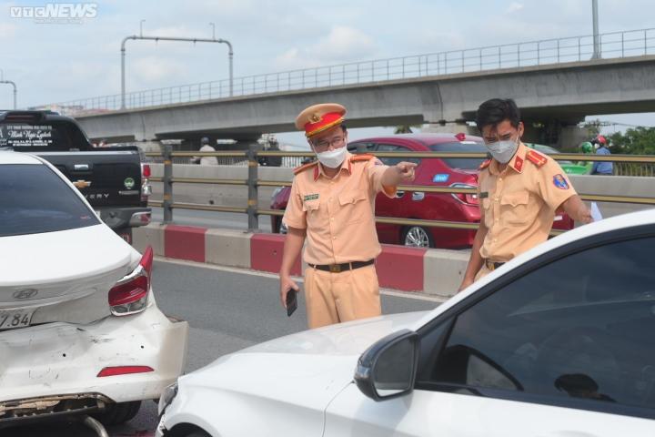 5 ô tô tông liên hoàn, cầu Sài Gòn ùn tắc kéo dài hơn 2km-5