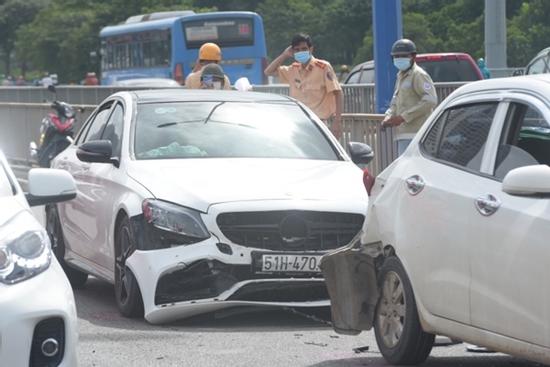 5 ô tô tông liên hoàn, cầu Sài Gòn ùn tắc kéo dài hơn 2km